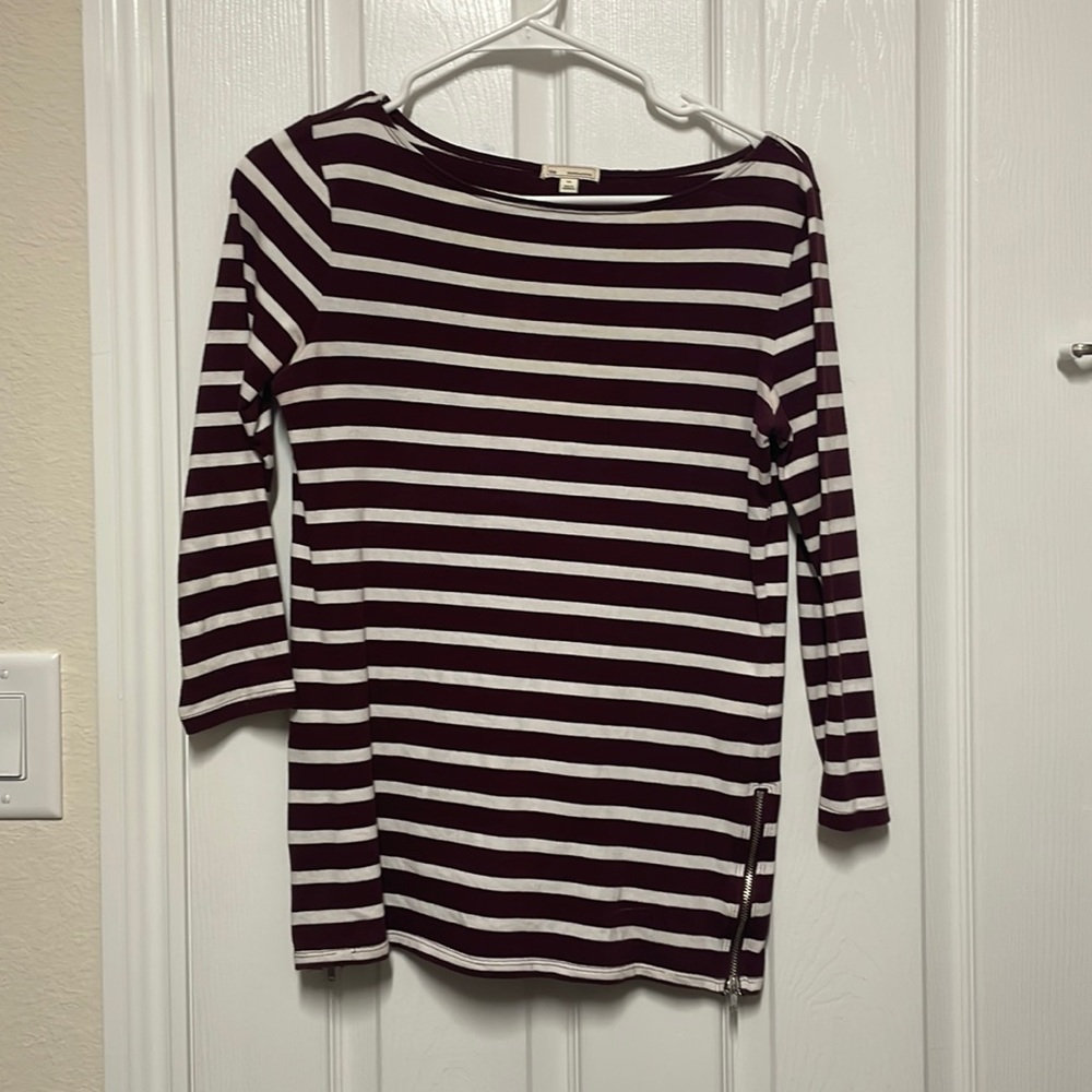 Size XS gap striped 3/4 length sleeve top. Maroon and white stripes